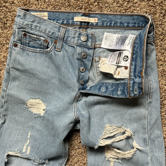 Levi’s premium wedgie light wash distressed jeans size 26 in great condition - Picture 4 of 5